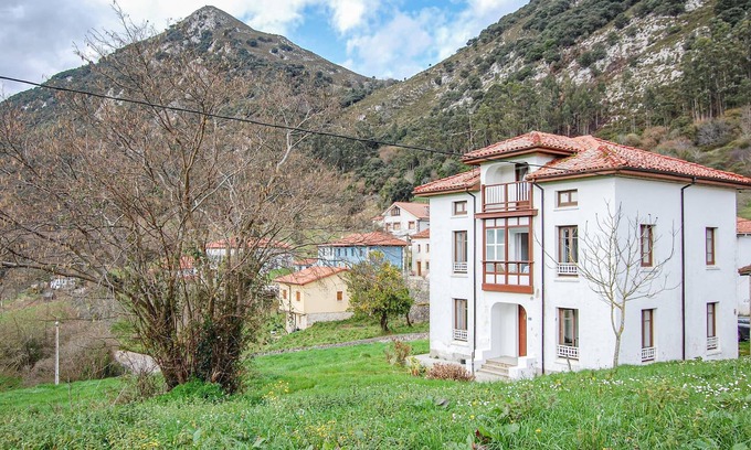 Penamellera Baja House | Beautiful, simple and cozy cottage in Narganes, Asturias. From here you have a breathtaking view of