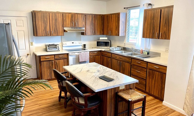 Hilo House | Beautiful Spacious 3 bedroom house in Charming Hilo. Close to everything. 1150sq