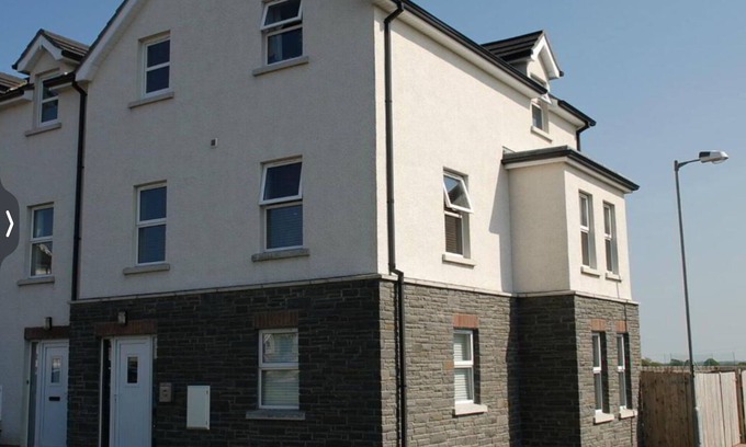 Portstewart House | Beautiful Spacious House with Hot Tub & Sauna, Near the Beach!