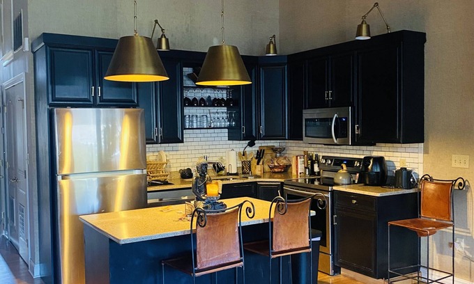 Windsor House | Beautiful Spacious Loft Style Townhome, 10 mins from train station and airport!