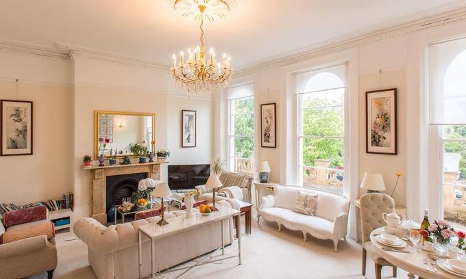 Montpellier Apartment | Beautiful & spacious Regency apt in centre Cheltenham, free parking