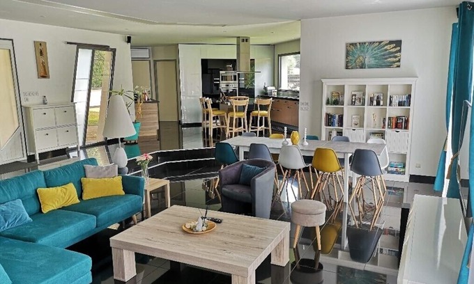 Liposthey Villa | Beautiful spacious villa with terrace and large garden