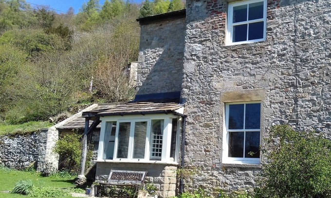 Fremington Cottage | Beautiful stone cottage 5 miles from Richmond and the Yorkshire Dales w/free Wifi, multi-fuel stove