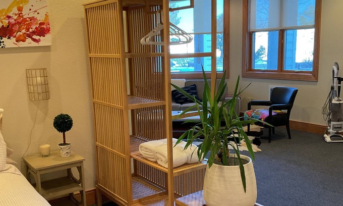 Castle Rock Apartment | Beautiful Studio Apt Close to Downtown with Views and Hot tub!