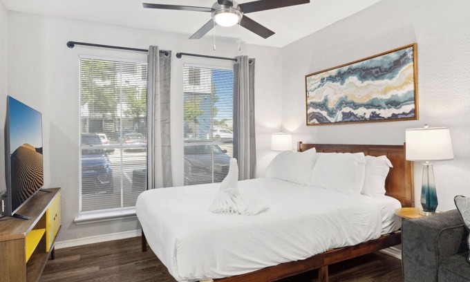 Coronado Hills Apartment | Beautiful Studio in University Hills 5787
