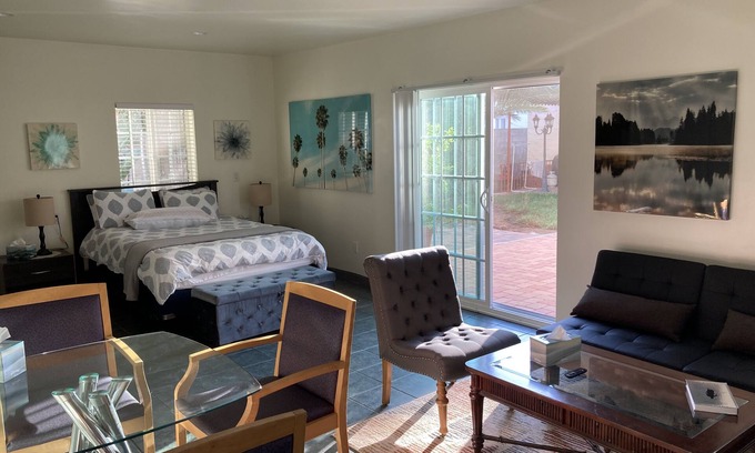 Greater Wilshire - Hancock Park Apartment | Beautiful studio in Hancock Park