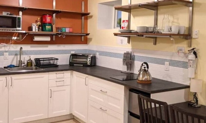 Ditmas Park Apartment | Beautiful Studio Steps from Q Train ORANGE