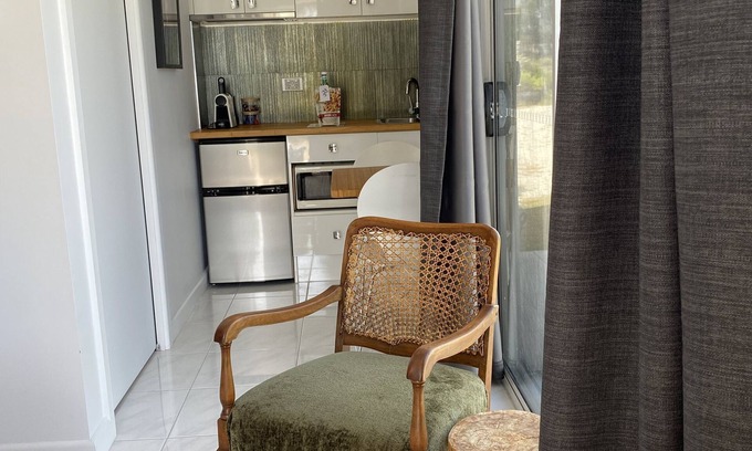 Lulworth Apartment | Beautiful studio with ocean views.