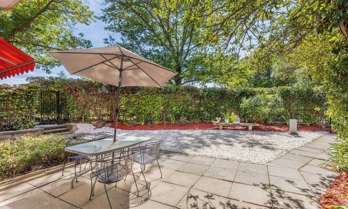 Yarralumla House | Beautiful sunny 2B&1B suite with a garden in Yarralumla near Lake & City Centre