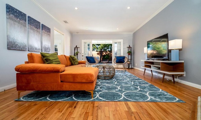 Van Nuys Villa | Beautiful Sunny LA Oasis - 4BR,2BT Whole House - Private Pool and Large Backyard!