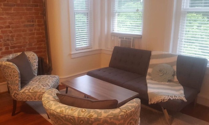 Adams Morgan Bed & Breakfast | Beautiful, Sunny Studio in Vibrant Adams Morgan