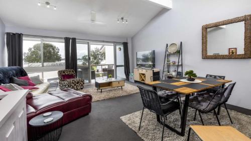 Sandstone Point House | Beautiful Townhouse With Water Views