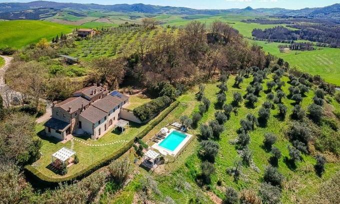 Volterra Villa | Beautiful Tuscan farmhouse in the Volterra hills. (Volterra 20 mins drive)