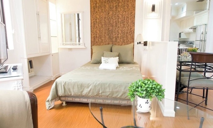 Urdaneta Condo | Beautiful unit across greenbelt5 + high speed wifi + Netflix