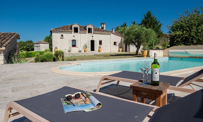 Montaigu-de-Quercy House | Beautiful villa with a pool and great views