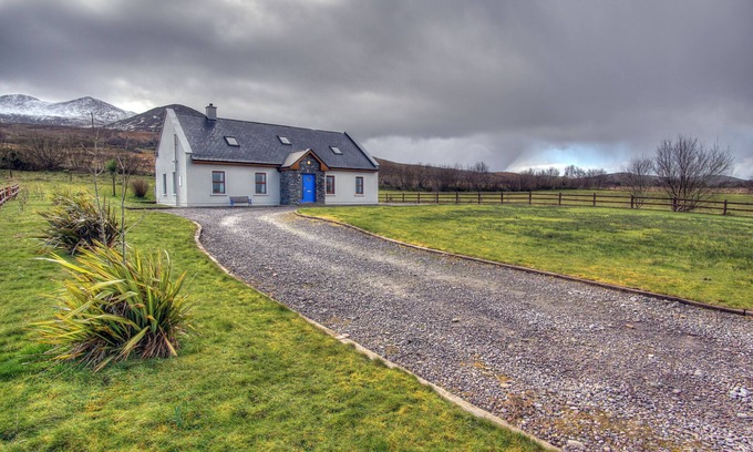 Maum House | Beautiful View of the Mcgillycuddy Reeks