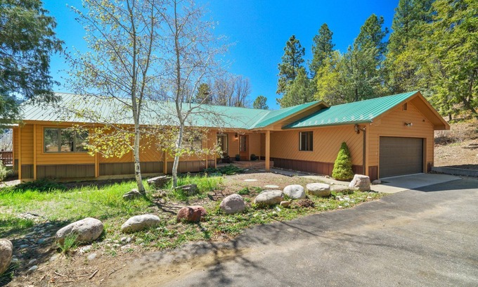 Hermosa House | Beautiful Views, Private Road, Close to Hot Spring!