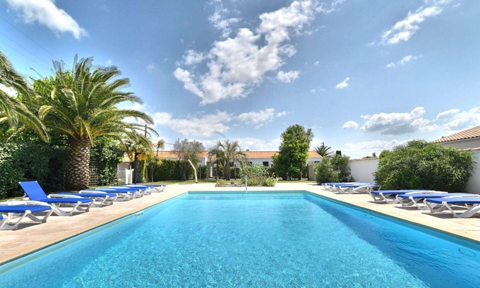 Cheray House | Beautiful villa for 4 guests with WIFI, pool, terrace and parking
