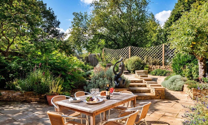 Kingham House | Beautiful villa for 6 people with WIFI, pool and pets allowed