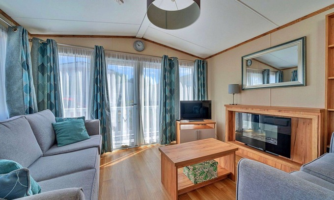 Wimborne House | Beautiful villa for 4 guests with WIFI, pool, pets allowed and parking
