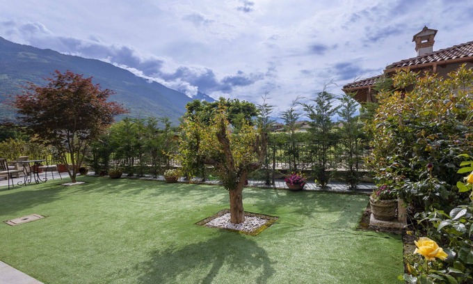 Traona Villa | Beautiful villa for 6 guests with WIFI, A/C, TV, patio and parking