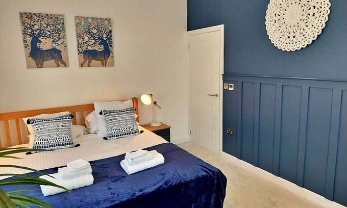 Liverton House | Beautiful villa for 6 people with hot tub, pool, WIFI