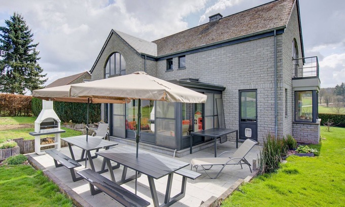 Houffalize House | Beautiful villa in Houffalize with wellness, pinball machine and relaxation room