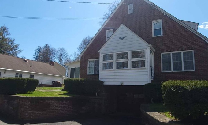 Saugerties House | Beautiful Village 2BR loaded with extras