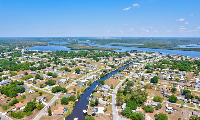 Harbour Heights House | Beautiful Waterfront Cottage With a Heated Pool And Dock
