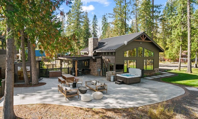Nordman Cabin | Beautiful Waterfront Cabin with a Hot Tub & Sauna