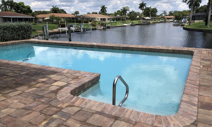 Biggar House | Beautiful Waterfront Paradise. 10 miles to the beach!