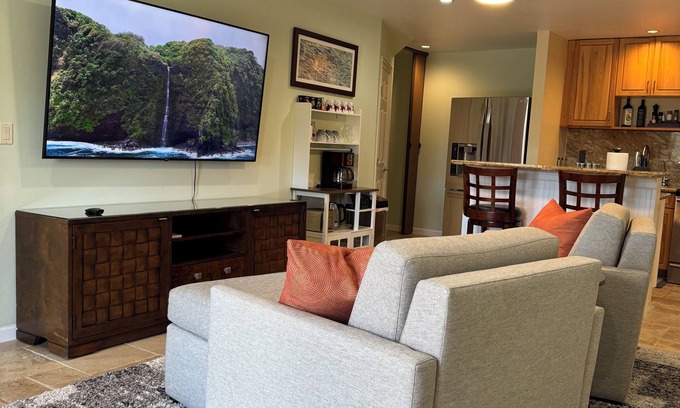 Makawao Cottage | Beautifully Appointed 2-bedroom cottage in Lower Kula with AC, WiFi, & Smart TV