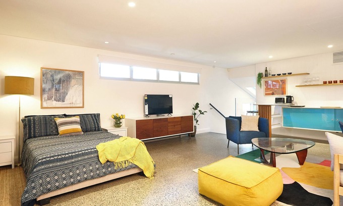 Bulli Apartment | Beautifully appointed Bulli studio nestled between coast and escarpment
