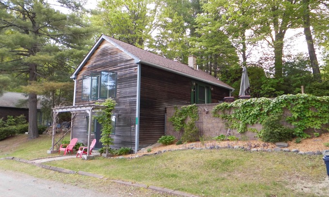 Bomoseen House | Beautifully appointed lake-view cottage with dock access