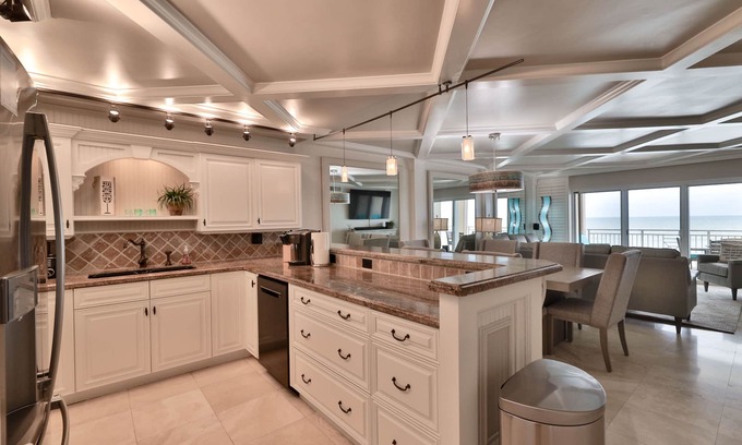 Zelia Sams Condo | Beautifully decorated completely remodeled with custom woodwork throught. top floor