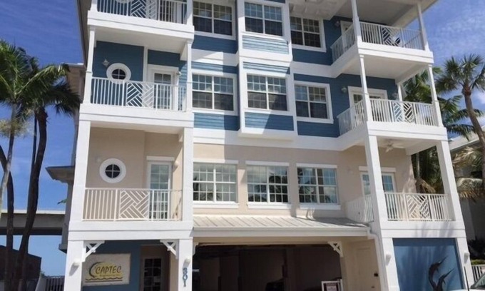 Stuart Condo | Beautifully Decorated Condo Located Just .4 Mile from Downtown Stuart