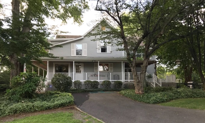West Falls Church House | Beautifully Furnished Lrg Home inside beltway near NFATC, Pentagon & State Dept.