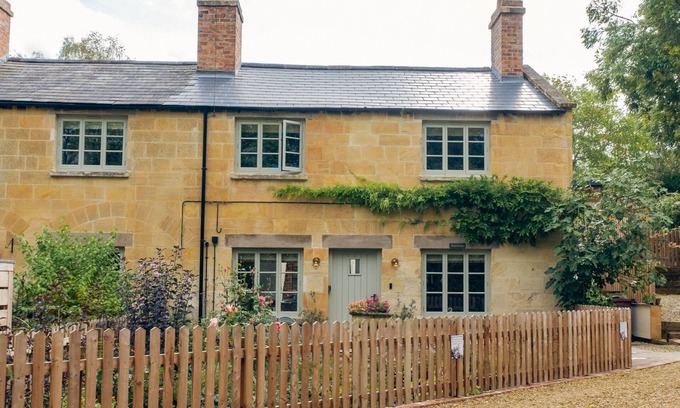 Winchcombe Cottage | Beautifully presented dog friendly holiday cottage - River Cottage