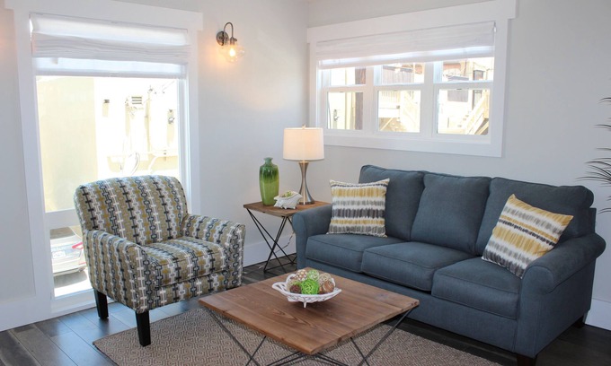 Belmont Shore Apartment | Beautifully Remodeled Unit Right In The Heart Of Belmont Shore!