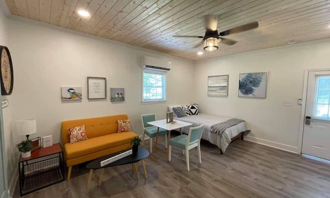 Winchester Apartment | Beautifully Renovated Studio 2 miles from the Marina