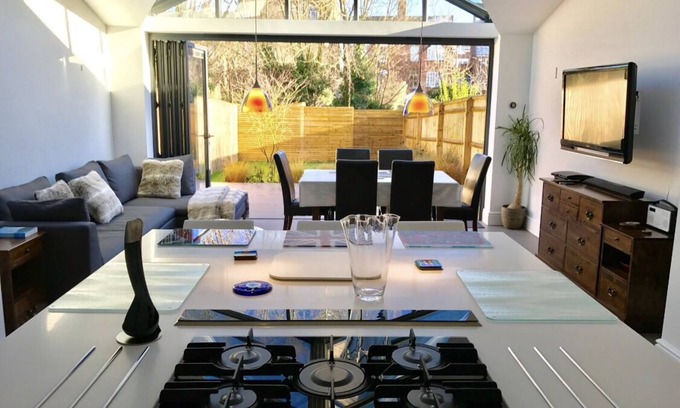 Oxford House | Beautifully renovated family home in prestigious Oxford is guaranteed to impress