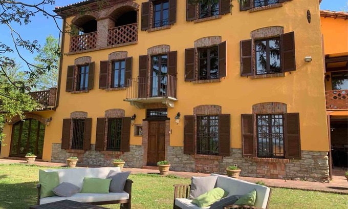 Montabone House | Beautifully renovated farmhouse with large pool - home cinema - pizza oven
