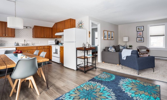 Frankfort House | Beautifully Renovated 2 bedroom, 1 bath charmer
