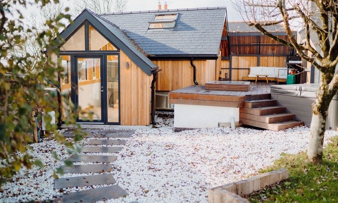 Jameston Villa | Beavers Lodge - Luxury Conversion with Hot Tub