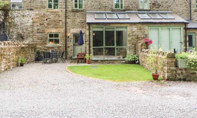 Barnard Castle Cottage | BECKSIDE, pet friendly, with a garden in Middleton-In-Teesdale