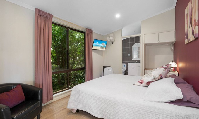 North Deep Creek Bed & Breakfast | Bed and Breakfast with stunning rural views overlooking pool. Handy to town.