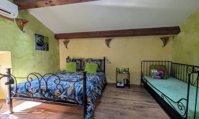 Mostuejouls Bed & Breakfast | Bed and Breakfast 'Chambres D'hôtes - La Capluc' with Mountain View, Wi-Fi and Air Conditioning