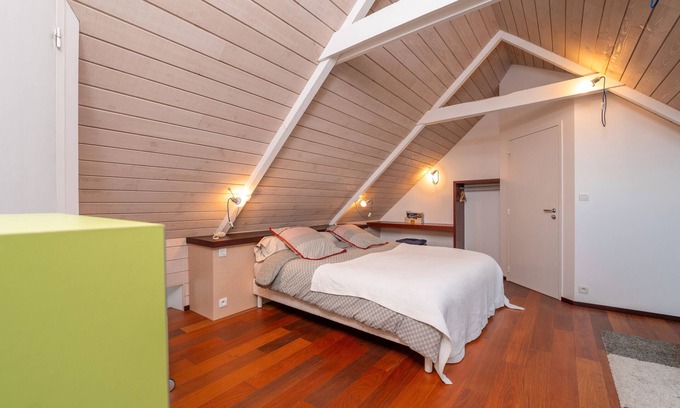 Arzano Bed & Breakfast | Bed and Breakfast 'Chambre Campanule' with Shared Pool, Shared Terrace and Wi-Fi
