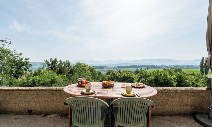 Moye House | Bed and breakfast "Chambre Bleue" with Mountain View, Private Terrace and Shared Garden