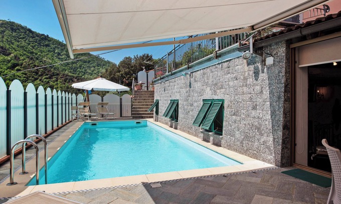 Varazze Bed & Breakfast | Bed and Breakfast 'Gocce Di Cristallo' with Sea View, Wi-Fi and Air Conditioning